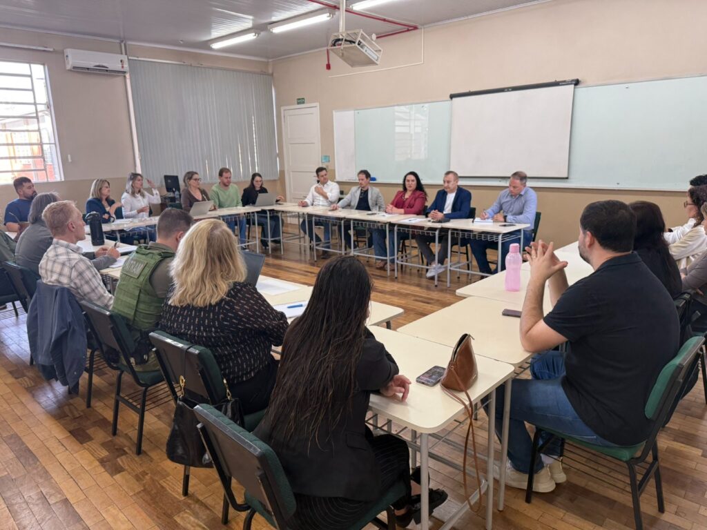 Reforçando o compromisso da Administração Municipal com a transparência e o diálogo com os conselhos e entidades representativas, o secretário de Gestão e Governança, Edgar Marmentini; a secretária de Administração, Aline da Costa; o procurador-geral adjunto, Rogério Aguilar; e o coordenador de Saneamento, Gismael Brandalise; participaram, nesta terça-feira (14), de uma reunião do Conselho Municipal de Proteção ao Meio Ambiente (COMPAM), realizada na URI Erechim. O encontro também contou com a presença do presidente do Conselho de Desenvolvimento de Erechim (CODER), Leandro Pogorzelski.