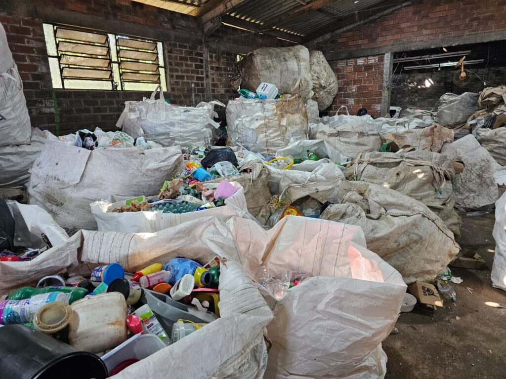 quatro associações foram contempladas no projeto Cataforte, de âmbito nacional, em que, somente, 33 propostas conseguiram ser aprovadas, em todo o país. "Nesta sexta-feira (10), vamos fazer a entrega de R$ 125 mil para elas como contrapartida do município e melhoria dos processos de reciclagem, no Ginásio Municipal Renan Carlos Agnolin, às 10h", afirma. "Cabe destacar a iniciativa da associação ARCAN, responsável pela proposição e viabilização do projeto voltado à profissionalização, contando com o apoio e a participação da Associação de Recicladores Reciclando pela Vida e de outras duas associações
