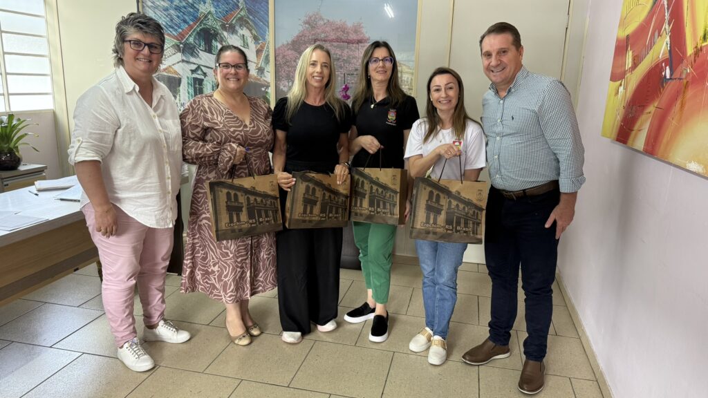 Erechim vive um momento de reconhecimento e celebração na área da educação. O município conquistou destaque Estadual ao figurar entre cidades acima de 100 mil habitantes nos índices de alfabetização em 2025, resultado que evidencia o compromisso com a qualidade do ensino e o trabalho consistente desenvolvido ao longo dos últimos anos. O desempenho positivo é reflexo de ações planejadas, acompanhamento pedagógico contínuo e da dedicação das equipes diretivas, professores e profissionais da educação, especialmente nos 1º e 2º anos do Ensino Fundamental que é etapa essencial para a alfabetização. O município alcançou nota 6,7 no Indicador Criança Alfabetizada 2025, superando a média Nacional (6,6) e Estadual (5,2), além de atingir a meta estabelecida. Entre as 20 cidades mais populosas do Rio Grande do Sul, Erechim está entre as poucas que conseguiram alcançar os objetivos projetados, reforçando o protagonismo no cenário educacional. O avanço também é significativo em relação aos anos anteriores, passando de 4,6 em 2024 para 6,7 em 2025.