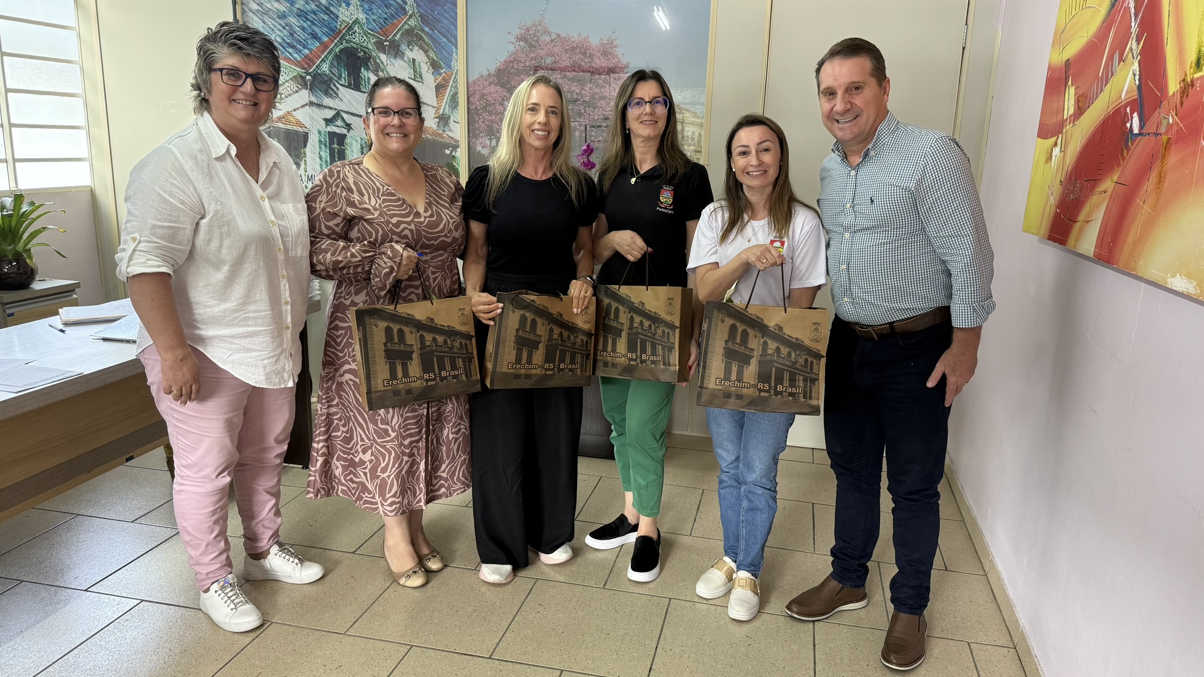 Erechim vive um momento de reconhecimento e celebração na área da educação. O município conquistou destaque Estadual ao figurar entre cidades acima de 100 mil habitantes nos índices de alfabetização em 2025, resultado que evidencia o compromisso com a qualidade do ensino e o trabalho consistente desenvolvido ao longo dos últimos anos. O desempenho positivo é reflexo de ações planejadas, acompanhamento pedagógico contínuo e da dedicação das equipes diretivas, professores e profissionais da educação, especialmente nos 1º e 2º anos do Ensino Fundamental que é etapa essencial para a alfabetização. O município alcançou nota 6,7 no Indicador Criança Alfabetizada 2025, superando a média Nacional (6,6) e Estadual (5,2), além de atingir a meta estabelecida. Entre as 20 cidades mais populosas do Rio Grande do Sul, Erechim está entre as poucas que conseguiram alcançar os objetivos projetados, reforçando o protagonismo no cenário educacional. O avanço também é significativo em relação aos anos anteriores, passando de 4,6 em 2024 para 6,7 em 2025.