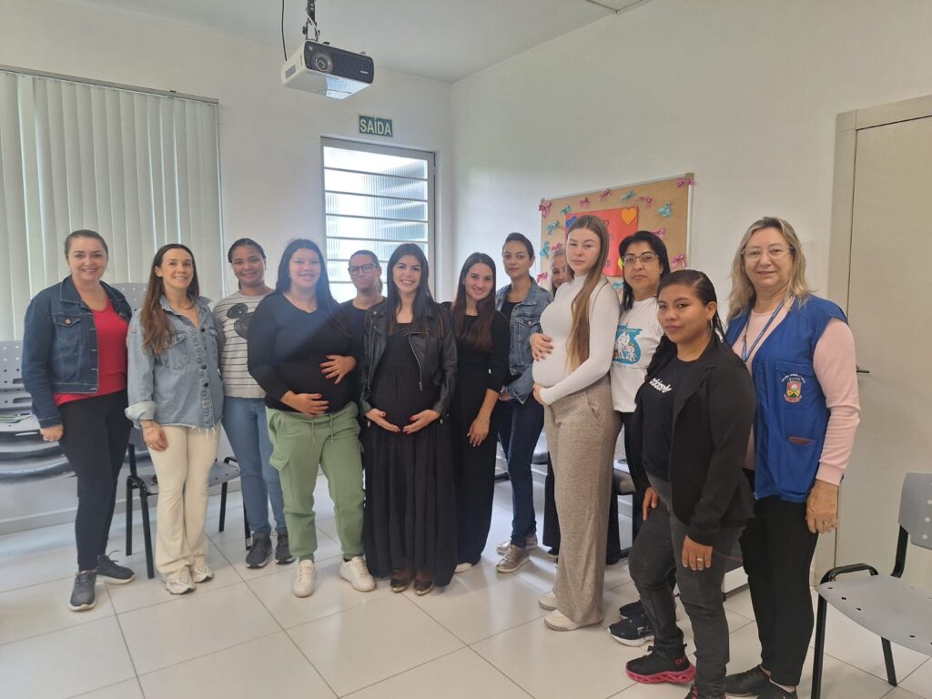 A Unidade Básica de Saúde (UBS) Estevam Carraro, em Erechim, segue desenvolvendo ao longo do mês uma série de ações voltadas à promoção da saúde da comunidade. Entre as iniciativas, destaca-se o grupo de gestantes “Ninho de Amor”, que tem como objetivo oferecer orientação, acolhimento e troca de experiências entre futuras mães e suas famílias.
