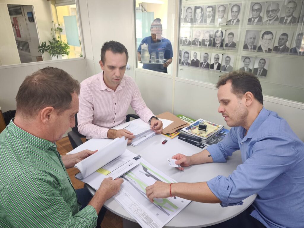 O prefeito de Erechim, Paulo Polis, e o secretário de Desenvolvimento Econômico, Inovação e Turismo, Emerson Schelski, estiveram nesta quinta-feira (16), em Porto Alegre, na Secretaria de Logística e Transportes, onde avançaram em tratativas para a melhoria da infraestrutura viária do município. Durante a agenda, foi realizada reunião com o diretor do Departamento Ferroviário, Diego Cettolin, ocasião em que o município protocolou junto ao Governo do Estado um projeto para participação no Programa de Incentivo ao Acesso Asfáltico (PIAA/RS).