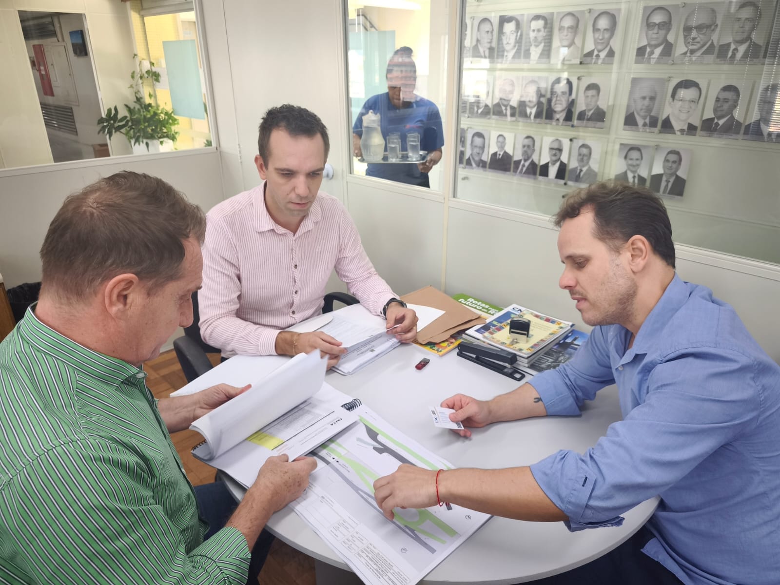 O prefeito de Erechim, Paulo Polis, e o secretário de Desenvolvimento Econômico, Inovação e Turismo, Emerson Schelski, estiveram nesta quinta-feira (16), em Porto Alegre, na Secretaria de Logística e Transportes, onde avançaram em tratativas para a melhoria da infraestrutura viária do município. Durante a agenda, foi realizada reunião com o diretor do Departamento Ferroviário, Diego Cettolin, ocasião em que o município protocolou junto ao Governo do Estado um projeto para participação no Programa de Incentivo ao Acesso Asfáltico (PIAA/RS).