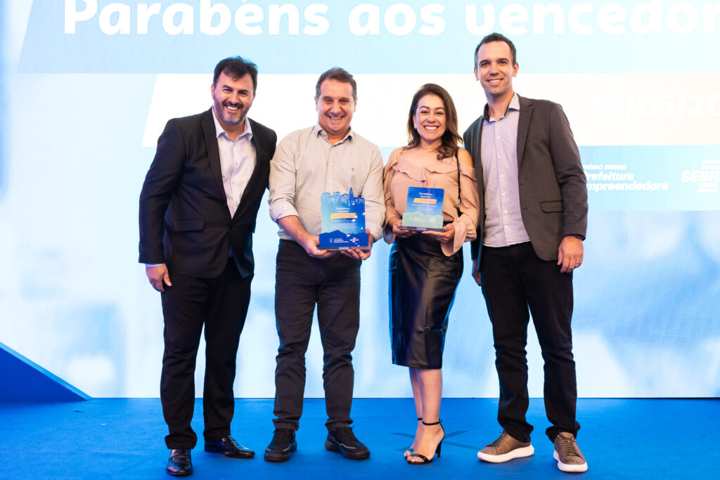 Mais uma vez, Erechim se destaca no cenário estadual e recebe o Prêmio Sebrae Prefeitura Empreendedora (PSPE), que está na 13ª edição, e reconhece as boas práticas da gestão pública voltadas ao fortalecimento do empreendedorismo. O município foi premiado na categoria Sustentabilidade & Meio Ambiente, com o Programa de Recuperação de Recursos Hídricos e Pagamento por Serviços Ambientais (PSA), da Secretaria Municipal de Meio Ambiente. Estiveram presentes na cerimônia de premiação, na noite desta quinta-feira (16 ), na Associação Leopoldina Juvenil, em Porto Alegre, o prefeito de Erechim, Paulo Polis, o secretário de Meio Ambiente, Cristiano Moreira, a secretária adjunta, Carla Orso e o secretário de Desenvolvimento Econômico, Inovação e Turismo, Emerson Schelski.