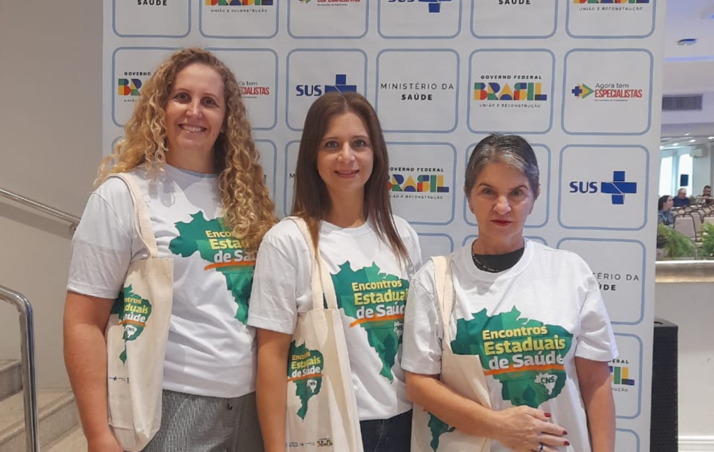 O município de Erechim está representado no Encontro Estadual de Saúde do Rio Grande do Sul, realizado nesta sexta-feira (10), em Porto Alegre. Participam do evento as conselheiras municipais de saúde Daniele Inez Iaeger e Ana Paula Demarco Resende Esmelindro Zaions, acompanhadas da presidente do Conselho Municipal de Saúde, Sonia Mara de Fátima Ferreira