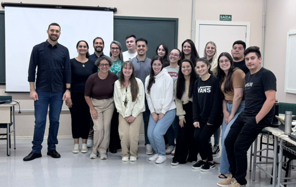 A Prefeitura de Erechim oficializou, por meio do Decreto nº 6.143/2026, a autorização para execução do projeto de extensão “habit+AÇÃO: Ações de Assistência Técnica em Habitação de Interesse Social em Erechim e região”, em parceria com a Universidade Federal da Fronteira Sul (UFFS). A iniciativa será desenvolvida no âmbito da Regularização Fundiária Urbana (REURB), com coordenação da Secretaria Municipal de Planejamento, Mobilidade Urbana e Segurança Pública. O projeto tem como objetivo promover a cooperação técnica e institucional entre o município e a universidade, com foco em ações voltadas à regularização fundiária, planejamento territorial e desenvolvimento urbano. Entre as atividades previstas estão a elaboração de estudos, projetos e relatórios técnicos, além da integração entre ensino, pesquisa e extensão acadêmica.
