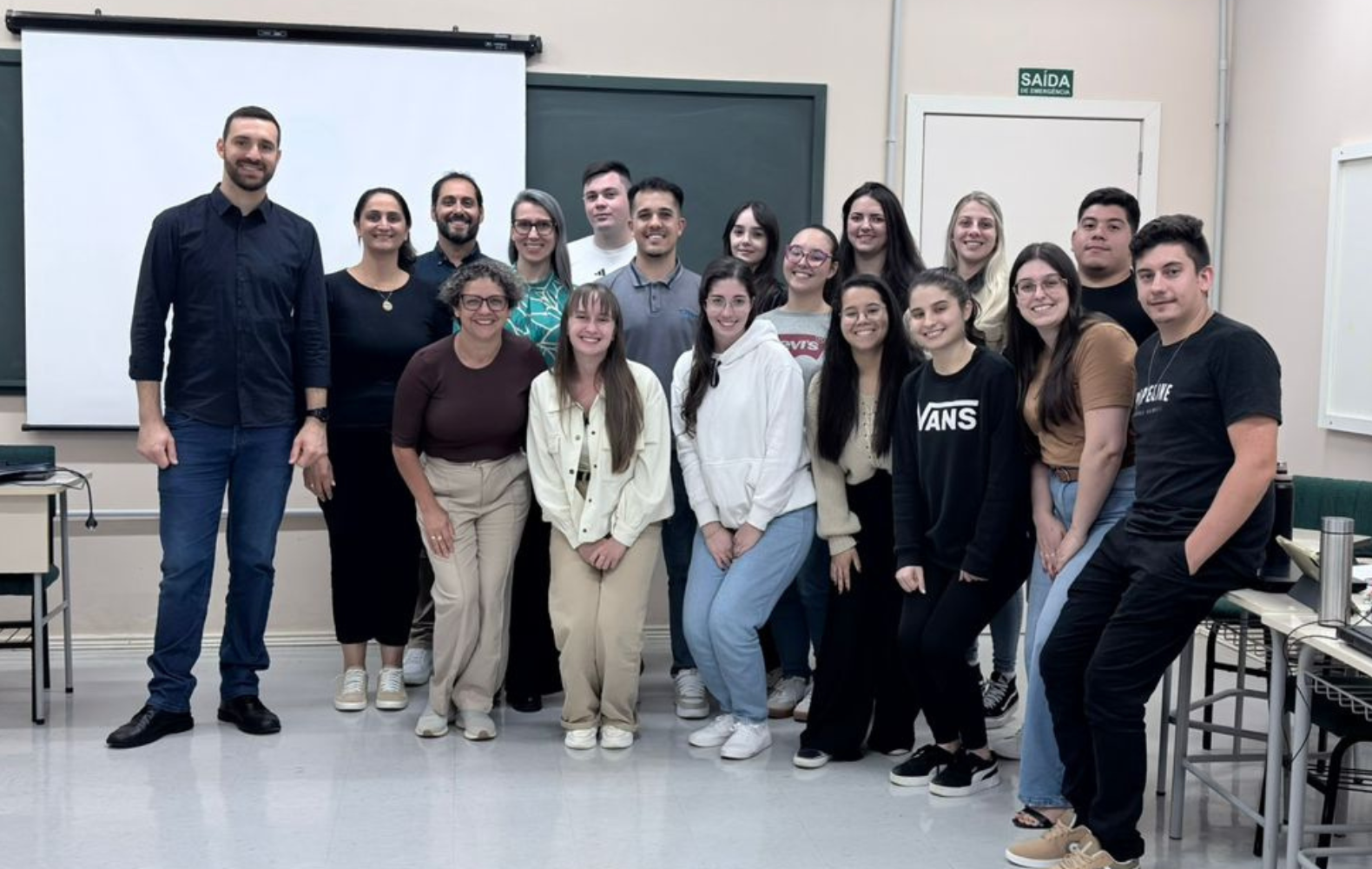 A Prefeitura de Erechim oficializou, por meio do Decreto nº 6.143/2026, a autorização para execução do projeto de extensão “habit+AÇÃO: Ações de Assistência Técnica em Habitação de Interesse Social em Erechim e região”, em parceria com a Universidade Federal da Fronteira Sul (UFFS). A iniciativa será desenvolvida no âmbito da Regularização Fundiária Urbana (REURB), com coordenação da Secretaria Municipal de Planejamento, Mobilidade Urbana e Segurança Pública. O projeto tem como objetivo promover a cooperação técnica e institucional entre o município e a universidade, com foco em ações voltadas à regularização fundiária, planejamento territorial e desenvolvimento urbano. Entre as atividades previstas estão a elaboração de estudos, projetos e relatórios técnicos, além da integração entre ensino, pesquisa e extensão acadêmica.