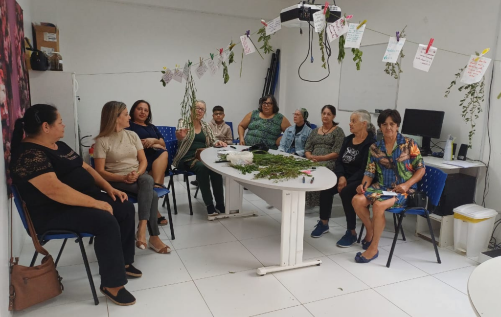 Uma atividade terapêutica desenvolvida no Grupo Multi Arte, vinculado a Secretaria Municipal de Saúde, por meio da dinâmica “Plantas e Memórias Afetivas”, tem se destacado como estratégia de cuidado em saúde mental ao promover um espaço qualificado de escuta, acolhimento e troca de experiências entre os participantes. A ação foi conduzida pela oficineira Valdete Klein, tendo como unidade de referência a UBS Centro, coordenada pela enfermeira Livânia Orso.