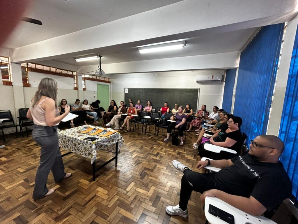 A Prefeitura de Erechim, por meio da Secretaria Municipal de Administração, através da Escola de Gestão, iniciou na quarta-feira (1) o Curso de Formação “Desenvolvimento de Competências no Serviço Público”. A capacitação é realizada em parceria com a Universidade Estadual do Rio Grande do Sul (Uergs) e tem como público-alvo os servidores públicos do município.