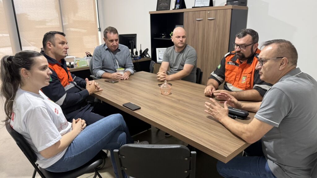 Entregue à comunidade em 12 de setembro de 2025, o Grupo de Resposta a Atendimento de Urgência (GRAU) já se firma como uma das estruturas mais estratégicas de proteção à vida em Erechim. Em um único espaço, o município passou a concentrar serviços essenciais como a Defesa Civil, a Força Voluntária Alto Uruguai, além de centralizar os atendimentos do SAMU e da Ambulância Cidadã. Erechim RS