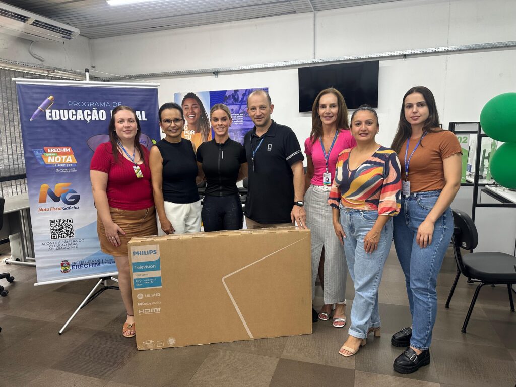 A Prefeitura de Erechim, por meio da Secretaria Municipal da Fazenda, realizou na trade desta terça-feira (7) a entrega do segundo prêmio de 2026 do programa Nota Fiscal Gaúcha (NFG). A contemplada foi Ana Paula Finkler, vencedora do sorteio de fevereiro, que recebeu uma TV de 50 polegadas.