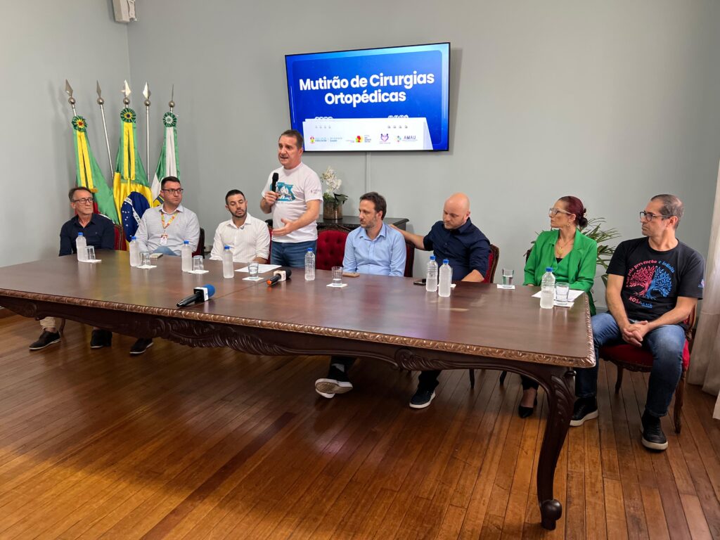 Na tarde desta sexta-feira (17), no Salão Nobre da Prefeitura de Erechim, foi anunciada, em coletiva de imprensa, uma importante parceria entre o Governo do Estado do Rio Grande do Sul, Prefeitura, por meio da Secretaria Municipal de Saúde e instituições regionais da saúde para a realização de um mutirão de cirurgias de prótese de joelho. A iniciativa busca enfrentar a demanda reprimida por procedimentos ortopédicos, que atualmente ultrapassa 600 pacientes na região do Alto Uruguai. A ação é resultado de uma articulação conjunta entre a Prefeitura de Erechim, a Associação dos Municípios do Alto Uruguai (AMAU), o Conselho das Secretarias Municipais de Saúde do Rio Grande do Sul (COSEMS/RS), a Fundação Hospitalar Santa Terezinha de Erechim (FHSTE) e a 11ª Coordenadoria Regional de Saúde (CRS). O objetivo é dar mais agilidade ao atendimento, garantindo acesso a cirurgias essenciais e promovendo mais qualidade de vida à população.