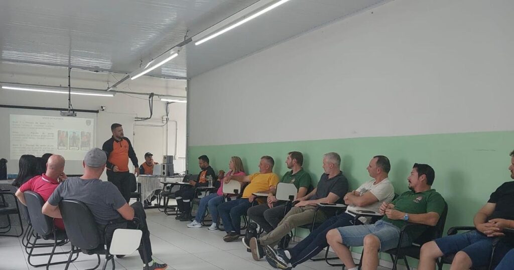 Nesta terça-feira (7), 14 motoristas da Secretaria Municipal de Educação e 16 monitores do Transporte Escolar participaram, de um importante treinamento voltado ao Transtorno do Espectro Autista (TEA). A capacitação foi ministrada pela equipe da Força Voluntária do Alto Uruguai, sob a condução do instrutor Acácio Rodrigo Mentz, profissional habilitado para atuação em emergências envolvendo pessoas com autismo; com apoio da Defesa Civil, atrelada a Secretaria Municipal de Gestão e Governança; e da Escola de Gestão, atrelada a Secretaria Municipal de Administração. Erechim RS