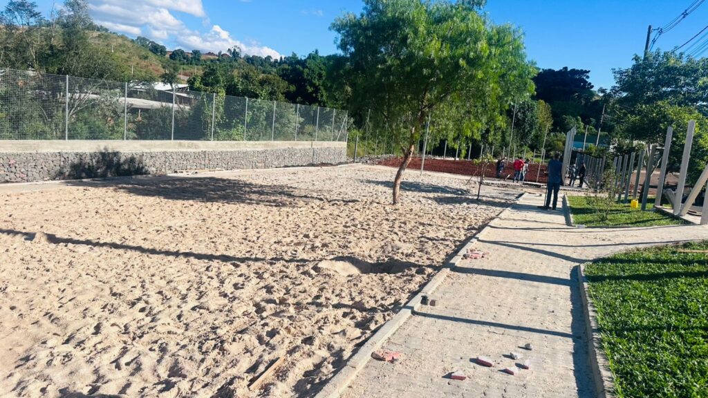 As obras de construção do Espaço de Convivência do Rio Tigre estão em ritmo acelerado e na fase final para ser entregue à comunidade do bairro e arredores no dia do aniversário de 108 anos de Erechim, atendendo uma reivindicação antiga da comunidade. Na tarde de quarta-feira (22), o secretário de Planejamento, Mobilidade Urbana e Segurança Pública, Jackson Arpini, juntamente com integrantes da equipe técnica da pasta, estiveram visitando as obras do local que foi totalmente edificado e conta com espaço de lazer com quadra de areia, brinquedos, academia de ginástica, bicicletário, campo de futebol, mesa e bancos, paisagismo, lixeiras e uma pequena pista de caminhada, para ofertar à comunidade, crianças, adolescentes e adultos, espaços alternativos para esporte, lazer e entretenimento, bem como para integração das famílias, vizinhos e moradores dos bairros da região.