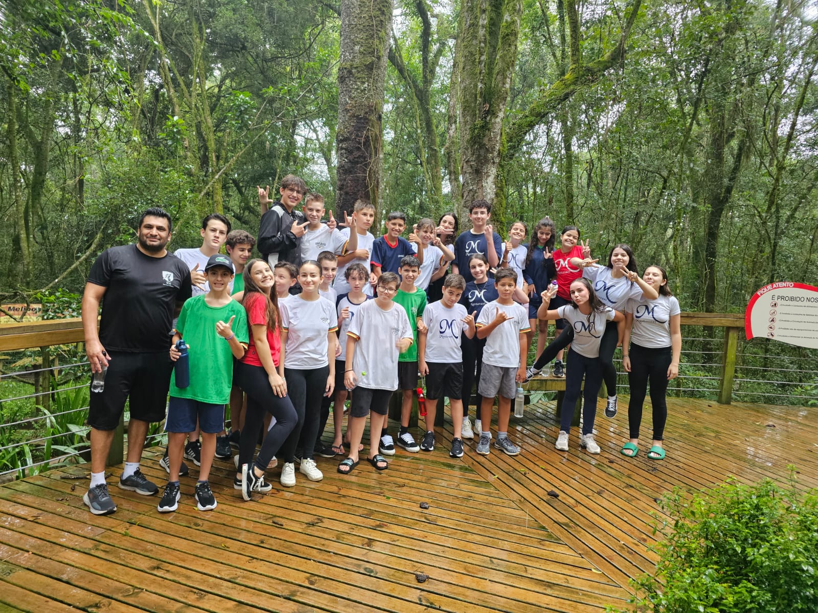 Quase 500 mil pessoas utilizaram o Parque Natural Municipal Longines Malinowski de Erechim, em 2025, para lazer, diversão, exercícios físicos, meditação, práticas integrativas, instrutivas e educativas. Entre os visitantes do Longines, no ano passado, estão mais de 1000 estudantes, e, também, grupos da terceira idade de Erechim e região, que participaram da Trilha Ecológica do Programa Erechim Mais Verde, da Secretaria de Meio Ambiente de Erechim, coordenado pela Diretoria de Educação Ambiental. Neste mês, já fizeram a trilha estudantes da Escola Irmã Consolata, Colégio Mantovani, Imlau, e integrantes do grupo da terceira idade do CRAS de Barão de Cotegipe. 