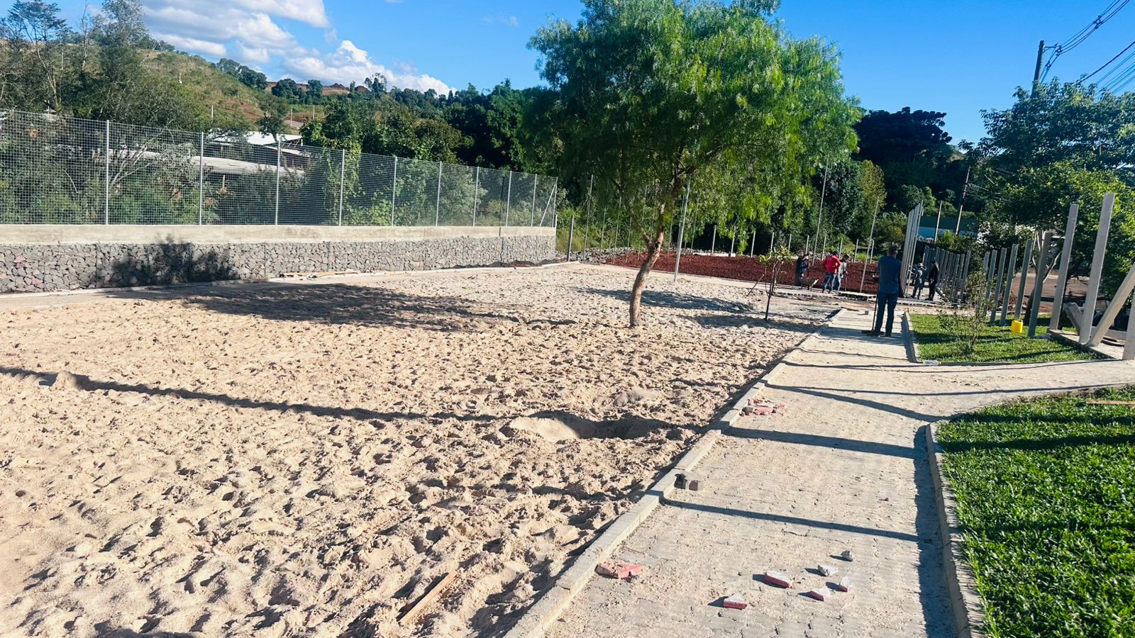 As obras de construção do Espaço de Convivência do Rio Tigre estão em ritmo acelerado e na fase final para ser entregue à comunidade do bairro e arredores no dia do aniversário de 108 anos de Erechim, atendendo uma reivindicação antiga da comunidade. Na tarde de quarta-feira (22), o secretário de Planejamento, Mobilidade Urbana e Segurança Pública, Jackson Arpini, juntamente com integrantes da equipe técnica da pasta, estiveram visitando as obras do local que foi totalmente edificado e conta com espaço de lazer com quadra de areia, brinquedos, academia de ginástica, bicicletário, campo de futebol, mesa e bancos, paisagismo, lixeiras e uma pequena pista de caminhada, para ofertar à comunidade, crianças, adolescentes e adultos, espaços alternativos para esporte, lazer e entretenimento, bem como para integração das famílias, vizinhos e moradores dos bairros da região.