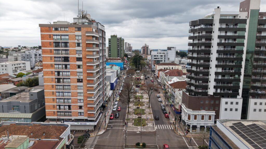 Depois de 73 anos, desde a sua implantação, os canteiros centrais da avenida Maurício Cardoso, em Erechim, estão sendo requalificados. As obras iniciaram em 2023 e devem encerrar em 2027. Um resgate cultural e da infraestrutura realizado pela Prefeitura de Erechim, por meio da Secretaria de Meio Ambiente, que preserva a história, deixa um legado para as futuras gerações e proporciona mais bem-estar à população.