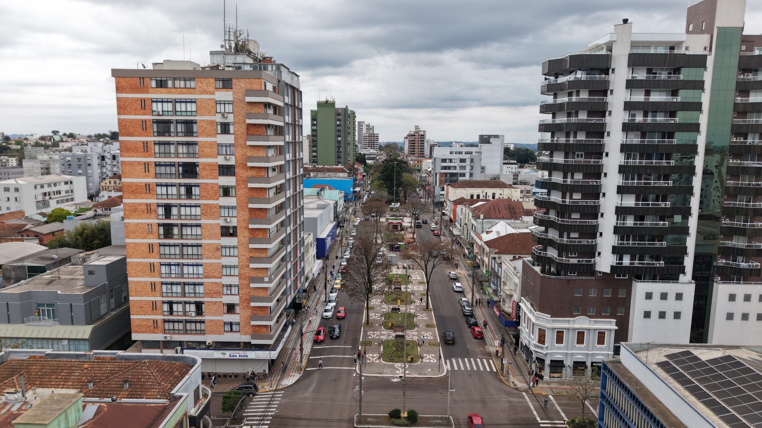 Depois de 73 anos, desde a sua implantação, os canteiros centrais da avenida Maurício Cardoso, em Erechim, estão sendo requalificados. As obras iniciaram em 2023 e devem encerrar em 2027. Um resgate cultural e da infraestrutura realizado pela Prefeitura de Erechim, por meio da Secretaria de Meio Ambiente, que preserva a história, deixa um legado para as futuras gerações e proporciona mais bem-estar à população.