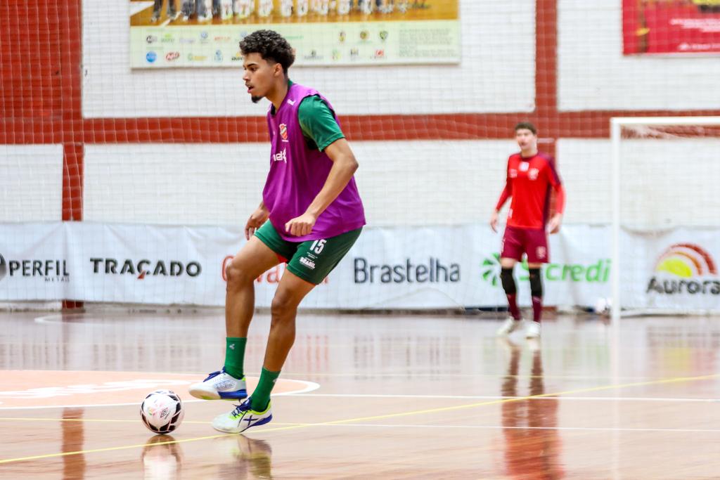 O Atlântico recebe neste domingo, dia 19, o Campo Mourão, pela terceira rodada da primeira fase da Liga Nacional de Futsal (LNF). Com uma vitória nos dois primeiros jogos, o Galo tentará manter a invencibilidade em casa. Para isso, o ala Leo Oliveira ressalta o trabalho que está sendo feito durante a semana.
