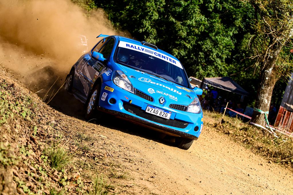 feriado do Dia do Trabalhador (1º de maio), vai ter um atrativo a mais para os amantes da velocidade! Entre esta quinta, dia 30 e o sábado, 2 de maio, acontece em Estação, norte do RS, a segunda etapa dos campeonatos Brasileiro e Gaúcho de rally de velocidade. No grid, mais de 25 duplas vão duelar pela vitória nas quatro categorias em disputa. O diretor de Rally, da Federação Gaúcha de Automobilismo (FGA), Luis Felipe Trentin, diz esperar uma grande corrida. "Tivemos uma etapa conjunta com o Brasileiro em Erechim, agora em Estação e outras duas que ainda acontecerão este ano. Mostra que o RS tem feito boas provas de rally e atraído, além de competidores, público que tem comparecido em grande número aos eventos. Para este final de semana, esperamos mais uma boa corrida. O Automóvel Clube de Estação já tem experiência em eventos e sempre entrega provas seguras e rápidas", pontua.