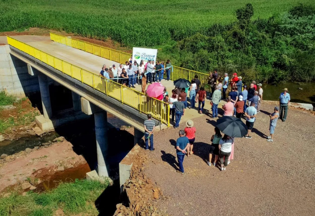 O último domingo, 19 de abril, foi marcado por um momento histórico para a comunidade do Jubaré e para todo o município de Barra do Rio Azul. Com a inauguração oficial da nova ponte da localidade, a prefeitura concluiu o cronograma de reconstrução das dez estruturas destruídas pelas enchentes de novembro de 2023 e maio de 2024. A cerimônia começou com o corte simbólico da fita e seguiu para o protocolo oficial no salão da comunidade. A estrutura entregue no Jubaré possui 35 metros de comprimento por 6 metros de largura no valor de R$ 1.290.000,00.