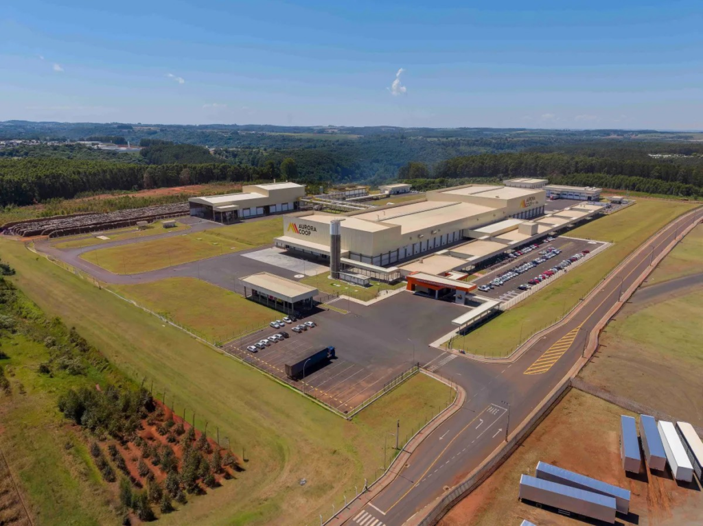 Em 2026, ano em que a Aurora Coop celebra 57 anos, a cooperativa se solidifica como uma das maiores do setor agroindustrial da América do Sul. Em 2025, a Aurora Coop, que reúne 14 cooperativas, alcançou uma receita bruta de R$ 26,9 bilhões, representando um crescimento de 8,3% em comparação com o ano anterior, em um cenário de inflação de 4,26%. Em Erechim, a Aurora Coop opera dois frigoríficos — um dedicado ao abate de aves e outro ao de suínos —, além de uma fábrica de ração.
