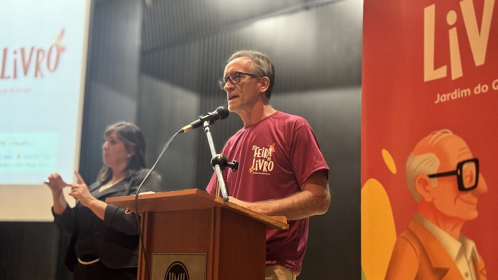 Entre páginas, histórias e o incentivo à leitura, Erechim deu início, na noite de quinta-feira (16), à contagem regressiva para a 27ª Feira do Livro, reunindo autoridades, comunidade e o compromisso coletivo com a cultura. A cerimônia de lançamento contou com a presença do presidente da Câmara de Vereadores, Carlos Antônio Zanini, que destacou a relevância do evento para o fortalecimento cultural e educacional do município. A feira será realizada de 1º a 10 de maio, na Praça Prefeito Jayme Lago, com programação que inclui atrações nacionais e internacionais e ações voltadas a mais de 10 mil estudantes.
