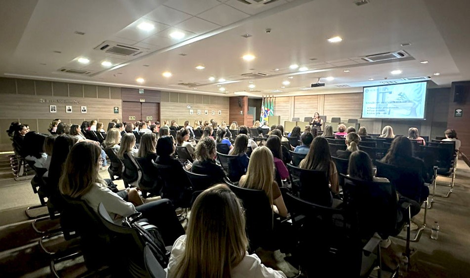 Com o objetivo de valorizar e desenvolver as profissionais que desempenham papel fundamental no atendimento e na rotina dos consultórios, a Unimed Erechim promoveu, no dia 7 de abril, o Primeiro Encontro de Secretárias de 2026.