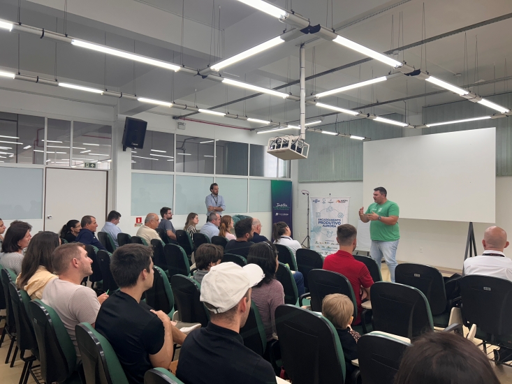 Teve início nesta semana o treinamento de uma nova turma do “De Olho na Qualidade”. O grupo faz parte do ciclo 2026 do Projeto de Encadeamento Produtivo, iniciativa desenvolvida pela AuroraCoop em parceria com suas filiadas, as cooperativas CooperAlfa e Copérdia, com apoio da Sicredi UniEstados. O projeto tem como objetivo fortalecer a cadeia produtiva por meio da qualificação das famílias produtoras, promovendo melhorias na organização, na gestão e na qualidade da produção nas propriedades rurais. As formações são conduzidas por Ivan Madalozzo e outros instrutores vinculados ao Sebrae, parceiro da AuroraCoop na metodologia.
