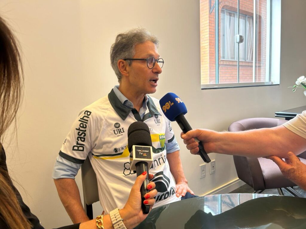 Nesta quarta-feira, 9, o ex-governador de Minas Gerais e pré-candidato à presidência pelo partido Novo, Romeu Zema, esteve em Erechim, onde concedeu uma entrevista à Rádio 98FM e ao Portal 98FM Erechim/RS. Durante a conversa, ele revelou um pouco de seu projeto de governo.