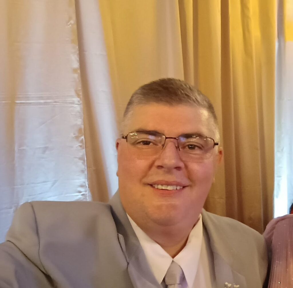 No próximo dia 25 de abril, a comunidade de Erechim RS se reunirá em um jantar beneficente em prol de Valdecir Schoeitzer, que enfrenta uma batalha desafiadora contra um linfoma cerebral. O evento ocorrerá a partir das 20h no Parque do Galo/Atlântico, com o objetivo de arrecadar fundos para cobrir as despesas médicas extras que têm acompanhado esta luta.
