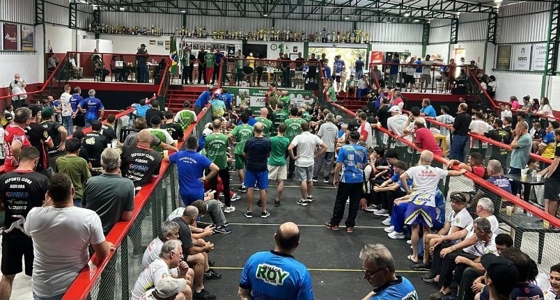 No último sábado, 11 de abril, a comunidade esportiva deu um show de integração e alto rendimento durante a inauguração oficial da Arena de Bocha do Clube Esperança em Erechim. Conforme os organizadores o evento superou todas as expectativas ao reunir 80 trios – totalizando 240 atletas – em um dia que ficará marcado pela paixão ao esporte e pelo fair play. A grande festa começou cedo, com as arquibancadas lotadas de torcedores que acompanharam cada lance. O Torneio de Inauguração foi estruturado para celebrar não apenas a nova arena, mas também a força da bocha como ferramenta de inclusão e amizade. E os jogos não decepcionaram: o nível técnico elevado manteve a emoção até as últimas rodadas.