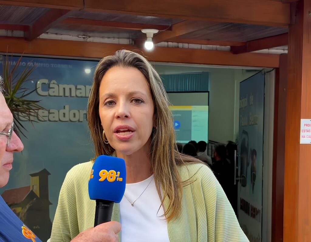 Durante a reunião da Associação de Municípios do Alto Uruguai (Amau) na tarde desta quinta-feira (16) em Paulo Bento, foi assinado um convênio para o asfaltamento da ERS 477, que conectará os municípios de Centenário e Carlos Gomes. Esta obra representa a tão esperada ligação asfáltica entre Erechim e a região Nordeste