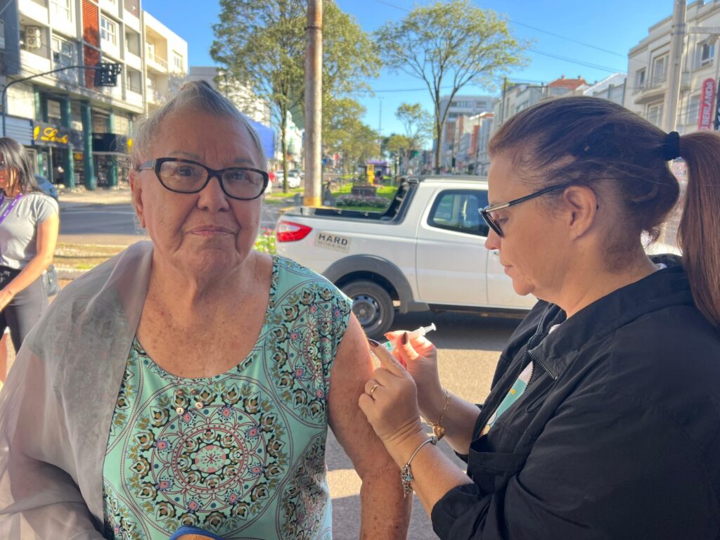 A ação especial de vacinação contra a gripe promovida pela Prefeitura de Erechim, por meio da Secretaria Municipal de Saúde, foi realizada com sucesso neste sábado (18), na Esquina Democrática e na Feira do Produtor. A mobilização teve como foco intensificar a imunização contra a Influenza e fortalecer um dos pilares mais importantes da saúde pública: a vacinação como estratégia essencial para salvar vidas, reduzir internações e evitar a sobrecarga do sistema de saúde, especialmente com a aproximação do inverno.