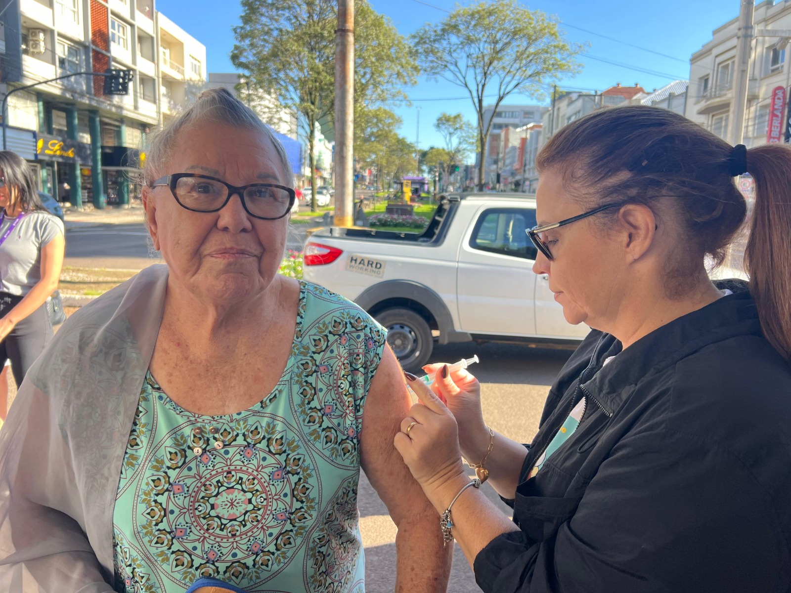 A ação especial de vacinação contra a gripe promovida pela Prefeitura de Erechim, por meio da Secretaria Municipal de Saúde, foi realizada com sucesso neste sábado (18), na Esquina Democrática e na Feira do Produtor. A mobilização teve como foco intensificar a imunização contra a Influenza e fortalecer um dos pilares mais importantes da saúde pública: a vacinação como estratégia essencial para salvar vidas, reduzir internações e evitar a sobrecarga do sistema de saúde, especialmente com a aproximação do inverno.