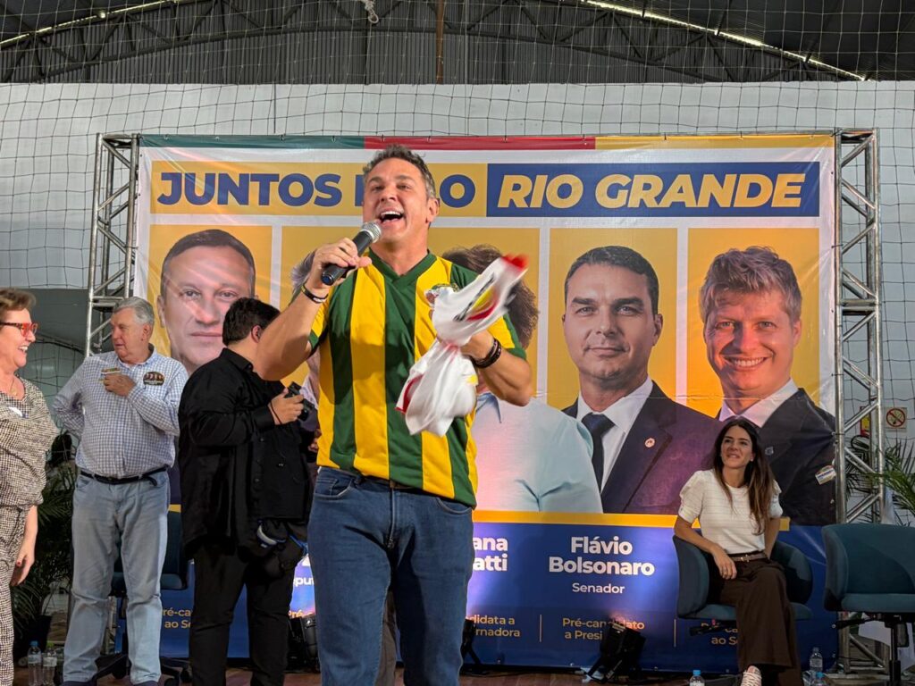 O deputado federal e pré-candidato ao governo do Rio Grande do Sul, Luciano Zucco (PL), reuniu lideranças políticas e partidárias neste sábado (18), em Erechim, e defendeu a retomada do protagonismo do Estado, além da superação de gargalos que vêm limitando o desenvolvimento dos municípios. O encontro, realizado no Ginásio da Associação do Bairro Demoliner, foi o primeiro no interior após o lançamento oficial da chapa com a deputada estadual Silvana Covatti. A mobilização reuniu cerca de 600 pessoas, entre prefeitos, prefeitas, vice-prefeitos, vereadores e lideranças regionais dos partidos que compõem a aliança de centro-direita — PL, Progressistas, Novo, Podemos e Republicanos.
