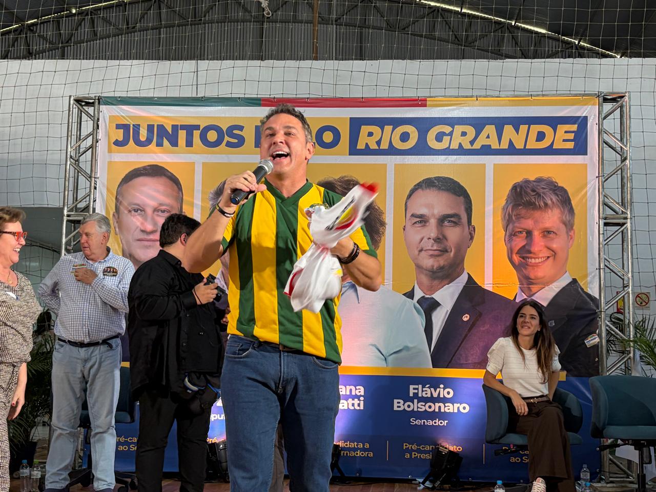 O deputado federal e pré-candidato ao governo do Rio Grande do Sul, Luciano Zucco (PL), reuniu lideranças políticas e partidárias neste sábado (18), em Erechim, e defendeu a retomada do protagonismo do Estado, além da superação de gargalos que vêm limitando o desenvolvimento dos municípios. O encontro, realizado no Ginásio da Associação do Bairro Demoliner, foi o primeiro no interior após o lançamento oficial da chapa com a deputada estadual Silvana Covatti. A mobilização reuniu cerca de 600 pessoas, entre prefeitos, prefeitas, vice-prefeitos, vereadores e lideranças regionais dos partidos que compõem a aliança de centro-direita — PL, Progressistas, Novo, Podemos e Republicanos.