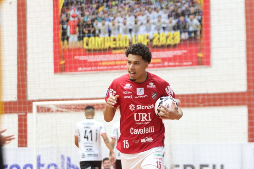 O Atlântico está de volta ao G-4 da primeira fase da Liga Nacional de Futsal (LNF). Neste domingo, 19, o Galo, jogando em casa, virou para cima do Campo Mourão, venceu por 6 a 2, manteve a invencibilidade em casa e foi a seis pontos, em nove disputados até agora.