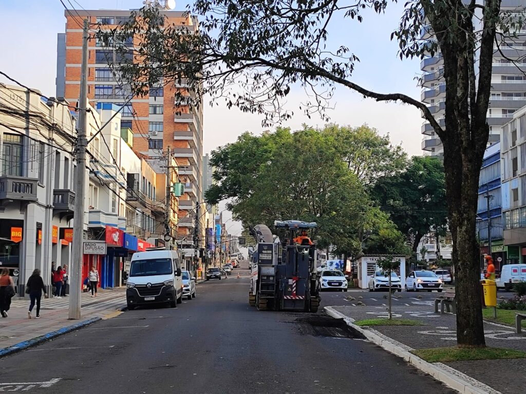 As obras de pavimentação das avenidas Sete de Setembro e Maurício Cardoso em Erechim serão paralisadas até a segunda semana de maio, em decorrência da realização da Feira do Livro. O evento ocorrerá na Praça Jaime Lago entre os dias 1 e 10 de maio, e a interrupção busca garantir a segurança e o acesso dos visitantes ao centro da cidade.