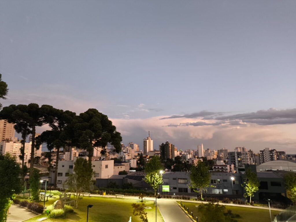Nestes 16 anos que vivo em Erechim, o que dá cerca de 15% da idade do município, aprendi a me sentir em casa. Como sabemos, a casa da gente é um lugar especial. Cheguei aqui em fevereiro de 2010. A avenida Dom João Hoffmann, entre a URI e o Seminário Fátima (que abrigava a UFFS) estava sendo concluída, ela que foi inaugurada exatamente na data do aniversário da cidade daquele ano. Erechim estava completando 92 anos e eu 30. Não digo que foi amor à primeira vista, mas inegavelmente nasceu uma relação de respeito e reconhecimento mútuo. Foi em Erechim que assumi a condição de professor universitário, uma carreira que almejava durante minha formação em Porto Alegre. Contribuir na construção da UFFS Campus Erechim passou a ser algo fundante dos meus dias e noites na cidade. Há, portanto, um entrelaçamento entre a minha história pessoal e uma cidade que passava por um expressivo processo de desenvolvimento em vários setores.