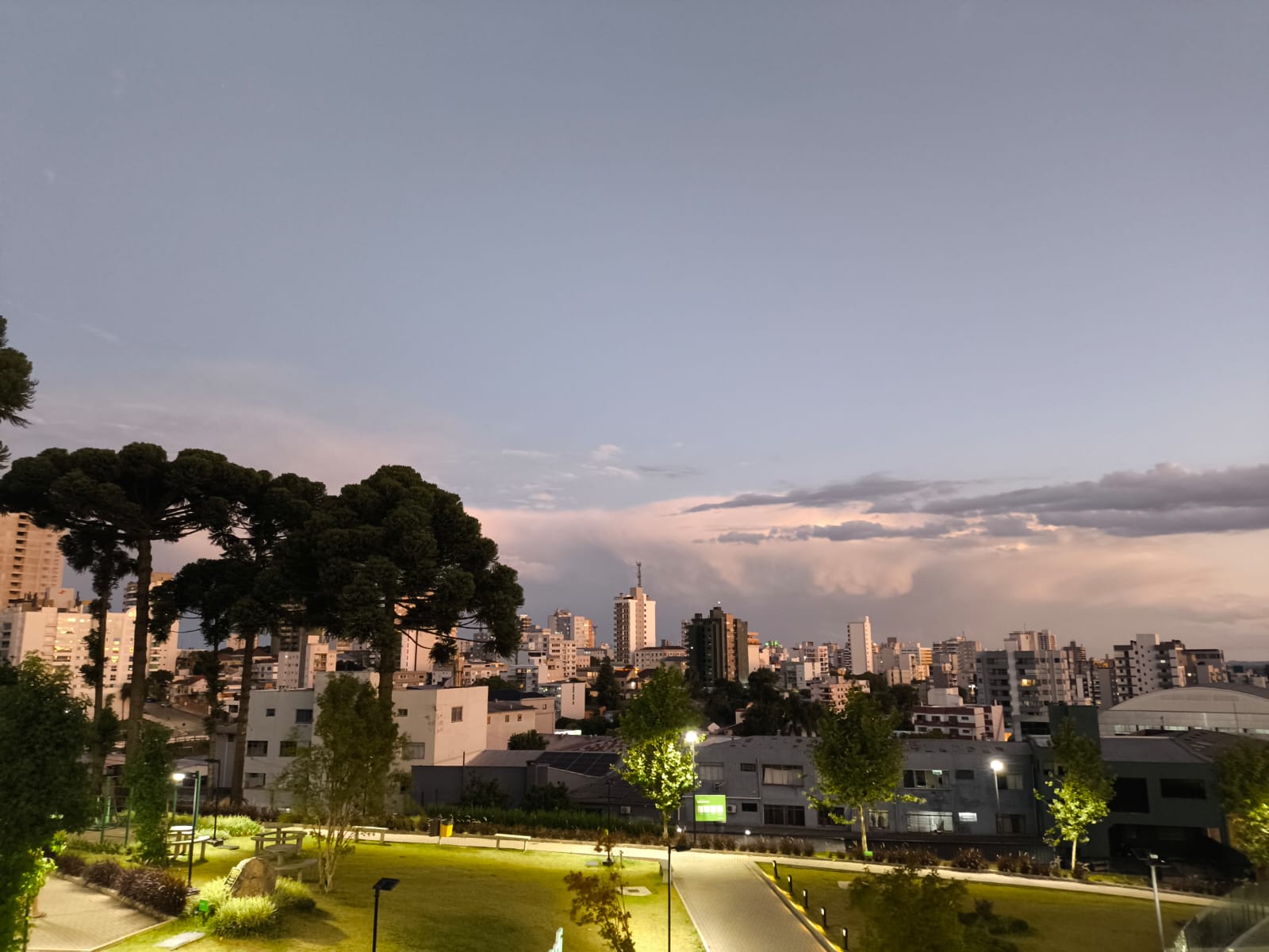 Nestes 16 anos que vivo em Erechim, o que dá cerca de 15% da idade do município, aprendi a me sentir em casa. Como sabemos, a casa da gente é um lugar especial. Cheguei aqui em fevereiro de 2010. A avenida Dom João Hoffmann, entre a URI e o Seminário Fátima (que abrigava a UFFS) estava sendo concluída, ela que foi inaugurada exatamente na data do aniversário da cidade daquele ano. Erechim estava completando 92 anos e eu 30. Não digo que foi amor à primeira vista, mas inegavelmente nasceu uma relação de respeito e reconhecimento mútuo. Foi em Erechim que assumi a condição de professor universitário, uma carreira que almejava durante minha formação em Porto Alegre. Contribuir na construção da UFFS Campus Erechim passou a ser algo fundante dos meus dias e noites na cidade. Há, portanto, um entrelaçamento entre a minha história pessoal e uma cidade que passava por um expressivo processo de desenvolvimento em vários setores.