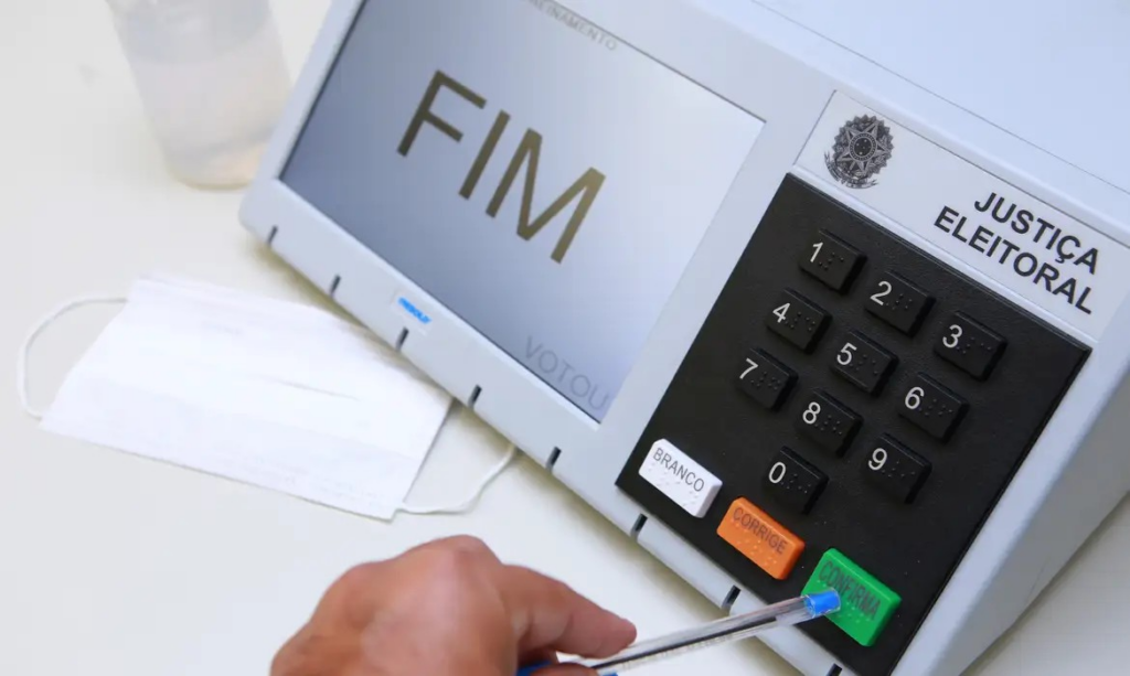 Agentes públicos não devem divulgar ou contribuir para a disseminação de notícias falsas, sob risco de serem punidos por abuso de poder político e econômico. Não podem usar bens ou serviços públicos para favorecer a qualquer candidatura. O que, no caso dos que ocupam cargos eletivos, inclui transformar eventos oficiais em atos de campanha, dos quais, aliás, só podem participar fora do horário de trabalho. As recomendações, como a obrigação de, no exercício da função pública, observar aos cinco princípios da administração pública - legalidade, impessoalidade, moralidade, publicidade e eficiência -, constam da cartilha produzida pela Advocacia-Geral da União (AGU) para orientar agentes públicos e gestores sobre as práticas permitidas e proibidas durante o período eleitoral.