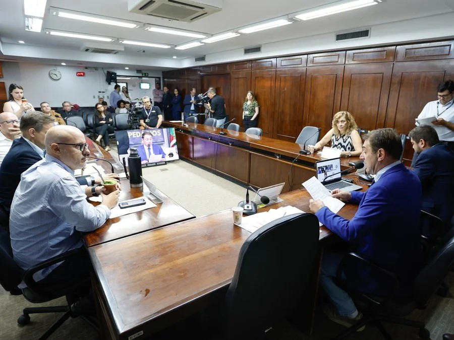 A Assembleia Legislativa do Rio Grande do Sul vota, nesta terça-feira (7), a prorrogação por mais 60 dias da CPI dos Pedágios, considerada decisiva para aprofundar a análise do modelo de concessões rodoviárias proposto pelo governo do Estado. O presidente da comissão, o deputado Paparico Bacchi, alerta para os impactos diretos da proposta, que prevê a instalação de 58 praças de pedágio, o que na prática representa 116 pontos de cobrança considerando ida e volta, com tarifas elevadas que devem atingir trabalhadores, produtores rurais, o setor produtivo e as famílias em todo o território gaúcho.