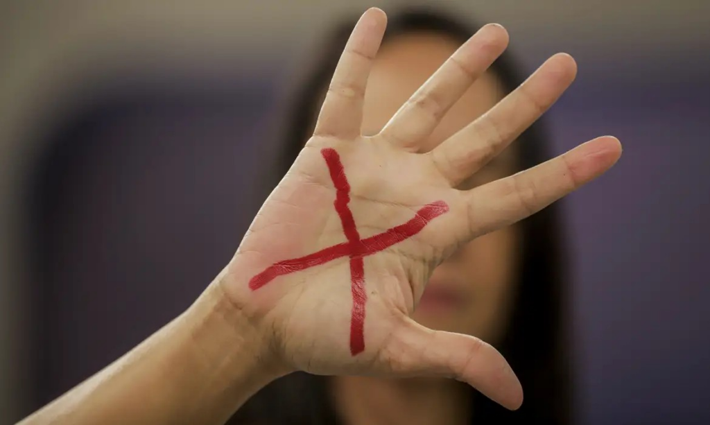Mulheres de todo o país passam a contar nesta sexta-feira (10) com leis de proteção mais abrangentes para casos de violência. O Diário Oficial da União desta sexta-feira (10) traz publicadas normas que tipificam crimes e ampliam a vigilância sobre agressores.  As medidas foram sancionadas nessa quinta-feira (9) pelo presidente Luiz Inácio Lula da Silva e atualizam a legislação sobre o tema. A Lei 15.382/2026 cria o Dia Nacional de Proteção e Combate à Violência contra as Mulheres e Meninas Indígenas, a ser lembrado em 5 de setembro.