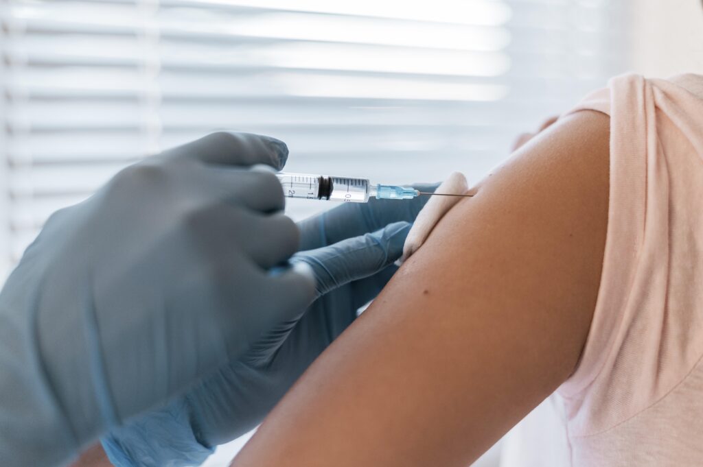 O Ministério da Saúde informou nesta quinta-feira (16) ter enviado 2,2 milhões de novas doses da vacina contra a covid-19 para todos os estados e o Distrito Federal. Segundo a pasta, a ação garante estoque suficiente para atender às demandas regionais.  Em nota, o ministério destacou que, com a entrega, o total de doses contra a covid-19 distribuídas nos primeiros meses de 2026 chega a 6,3 milhões. “Os estoques estão garantidos em todo o país”, reforçou a pasta no comunicado. 