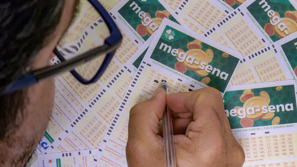 Hoje, dia 16, a Mega-Sena realizará o sorteio do concurso 2.997 a partir das 21h, no Espaço da Sorte, em São Paulo. O prêmio da faixa principal está acumulado em R$ 52 milhões