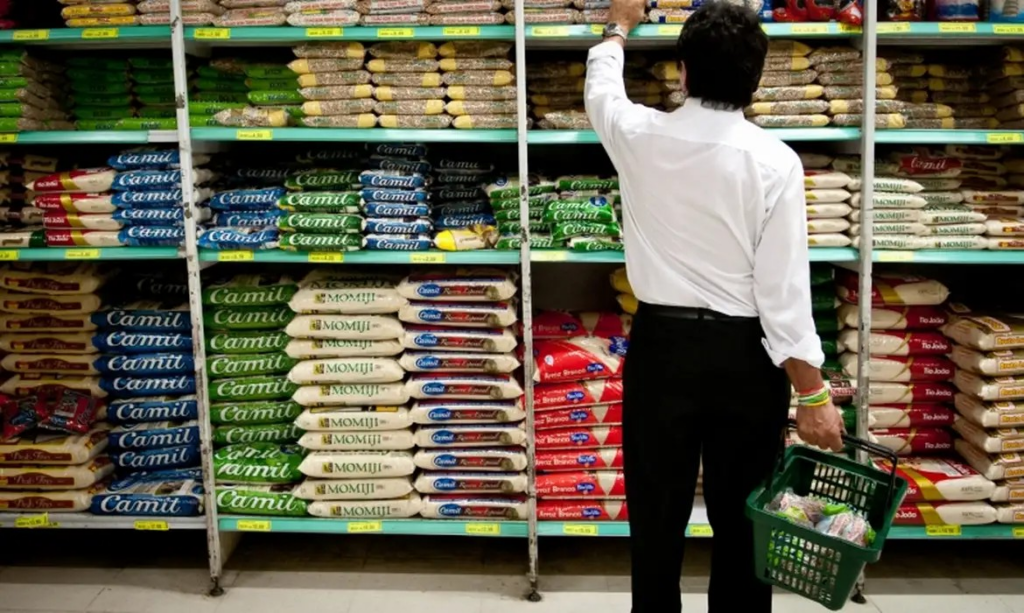 Os custos para aquisição dos alimentos da cesta básica subiram nas 27 capitais, segundo monitoramento feito pelo Departamento Intersindical de Estatística e Estudos Socioeconômicos (Dieese) e pela Companhia Nacional de Abastecimento (Conab). São Paulo permanece com o maior valor apurado, de R$ 883,94, enquanto Aracaju tem a cesta mais barata, uma média de R$ 598,45.