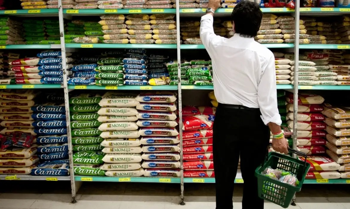 Os custos para aquisição dos alimentos da cesta básica subiram nas 27 capitais, segundo monitoramento feito pelo Departamento Intersindical de Estatística e Estudos Socioeconômicos (Dieese) e pela Companhia Nacional de Abastecimento (Conab). São Paulo permanece com o maior valor apurado, de R$ 883,94, enquanto Aracaju tem a cesta mais barata, uma média de R$ 598,45.