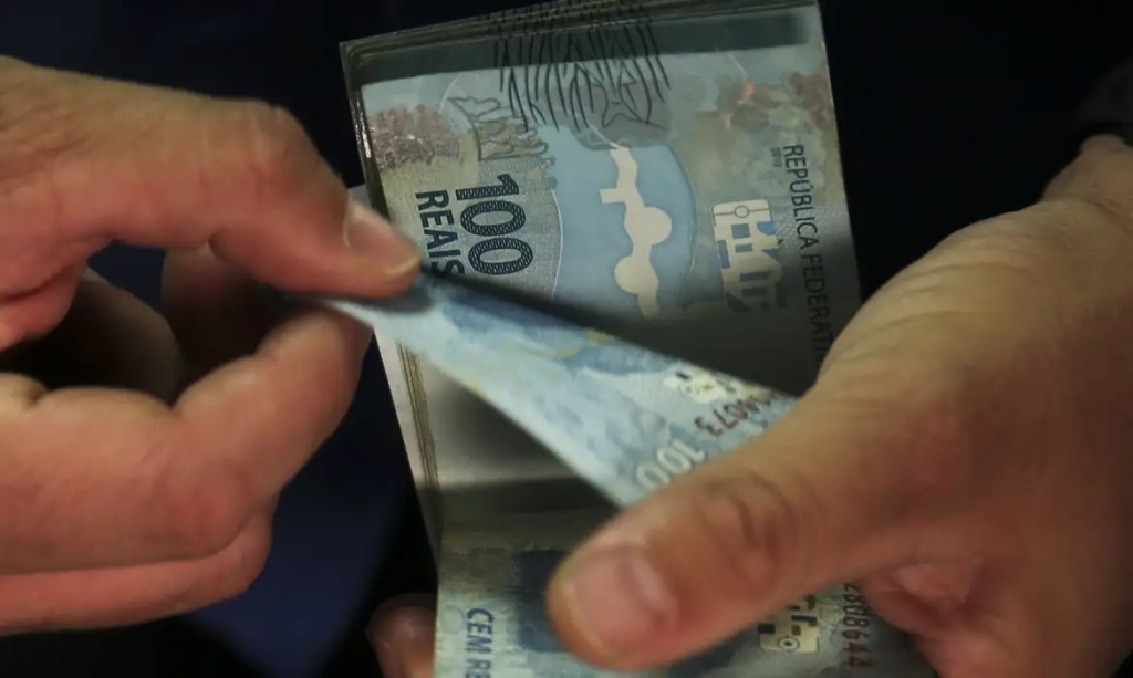 O governo federal propôs um salário mínimo de R$ 1.717 para o ano que vem, com aumento nominal de 5,92%. O valor consta do Projeto da Lei de Diretrizes Orçamentárias (PLDO) de 2027, enviado nesta quarta-feira (15) ao Congresso Nacional.