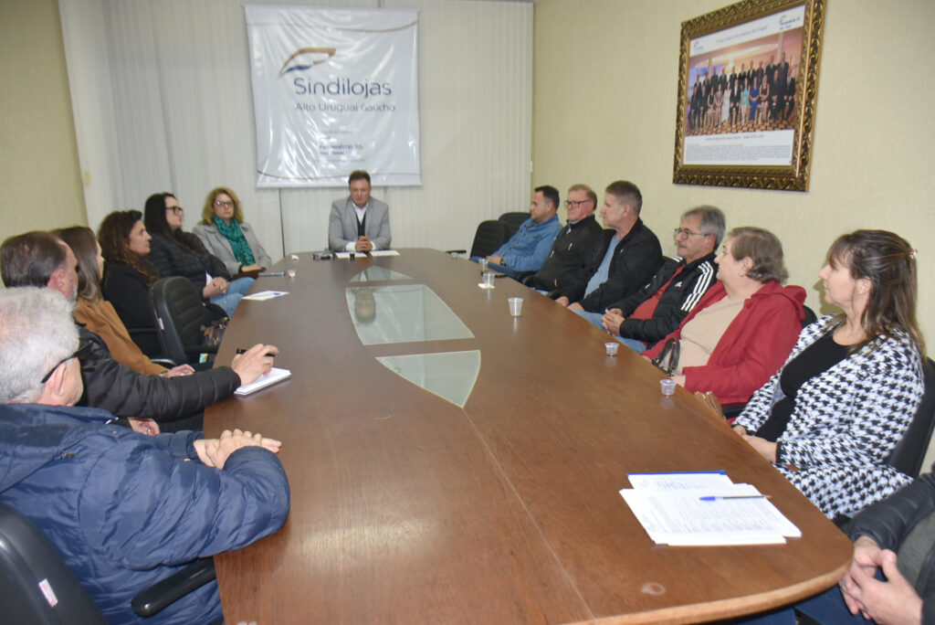 O Sindilojas Alto Uruguai realizou, na noite desta segunda-feira, 25 de maio, em sua sede, a primeira reunião de trabalho da diretoria da gestão 2026/2030 após a posse oficial. Liderado pelo presidente José Gelso Miola, o encontro marcou o início efetivo das atividades da nova diretoria, reunindo dirigentes para discutir projetos, ações institucionais e estratégias de fortalecimento do comércio varejista regional. Durante a abertura, Miola destacou o momento vivido pela entidade e ressaltou a importância da união da diretoria para ampliar a representatividade do Sindilojas Alto Uruguai nos 25 municípios abrangidos pela entidade. Também fez referência aos eventos recentes promovidos pelo sindicato, especialmente a posse da nova diretoria, enaltecendo o trabalho coletivo realizado. “O presidente apenas assina os documentos. A entidade é construída por todos nós. Cada integrante da diretoria tem a mesma importância, trazendo ideias, sugestões e ajudando a levar o Sindilojas até onde ele precisa chegar”, afirmou.